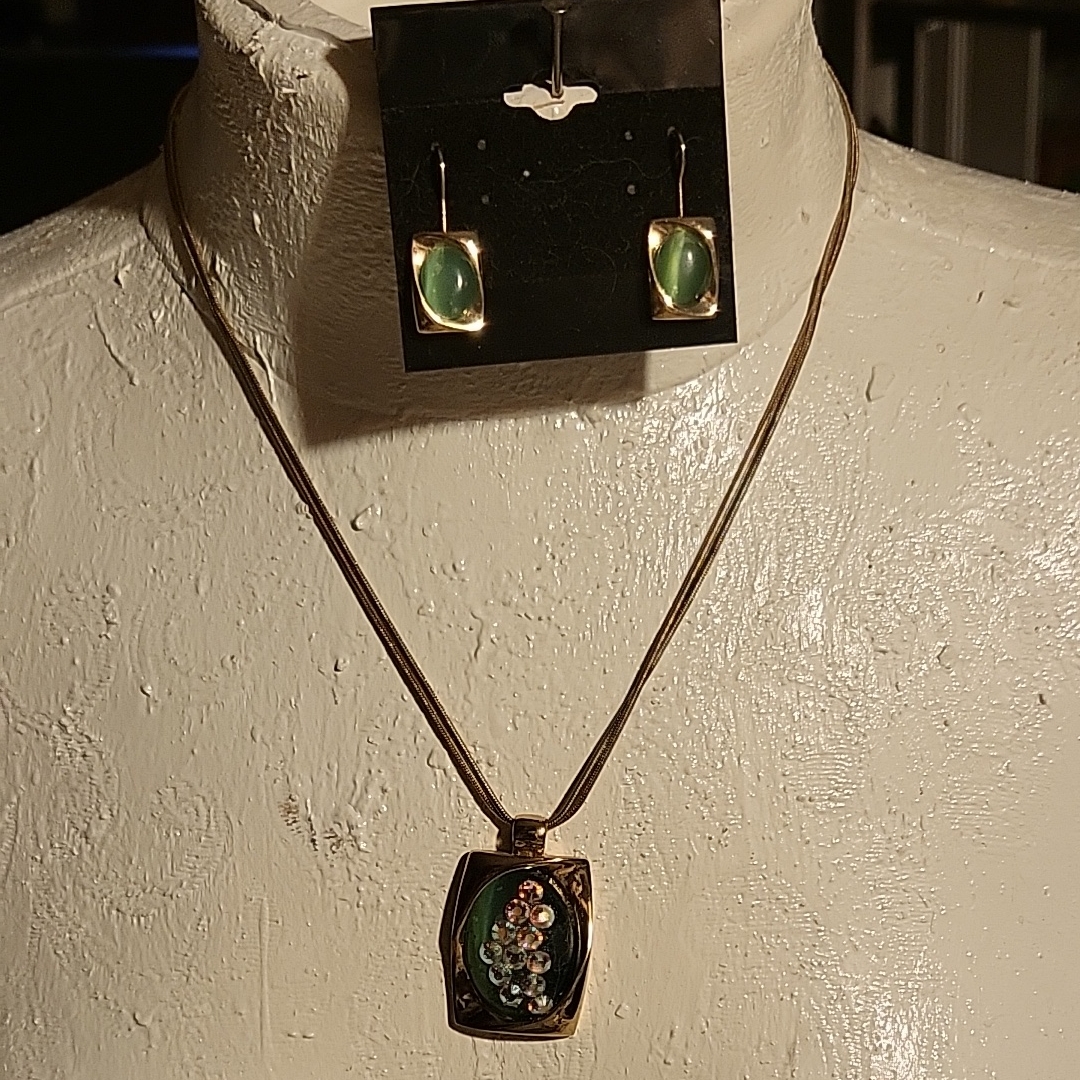 Nwot Kenneth Cole Elegant Green And Gold Jewelry Set 35$